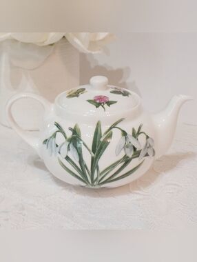 St. George Fine Bone China Teapot English Daisy Pattern, Personal Size (500ml)